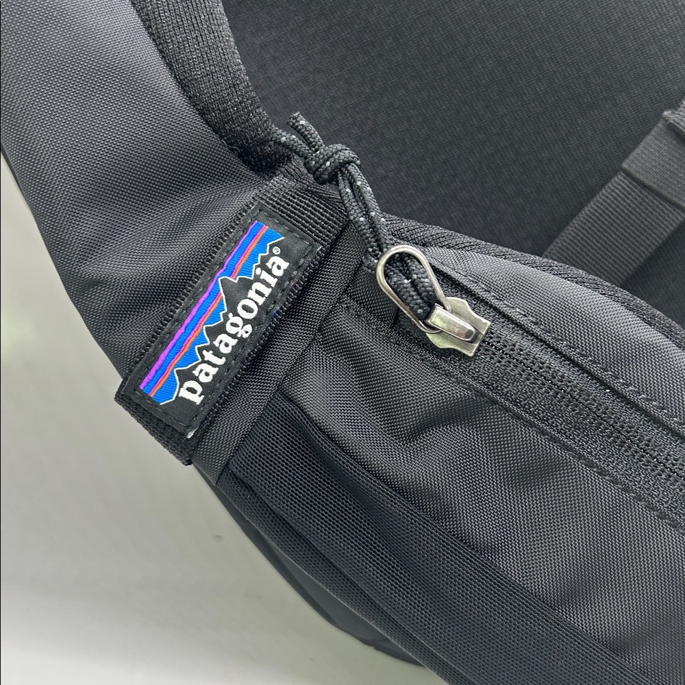 Patagonia NWT Versatile Black Atom Water Repellant Sling Bag 8L - Picture 8 of 9